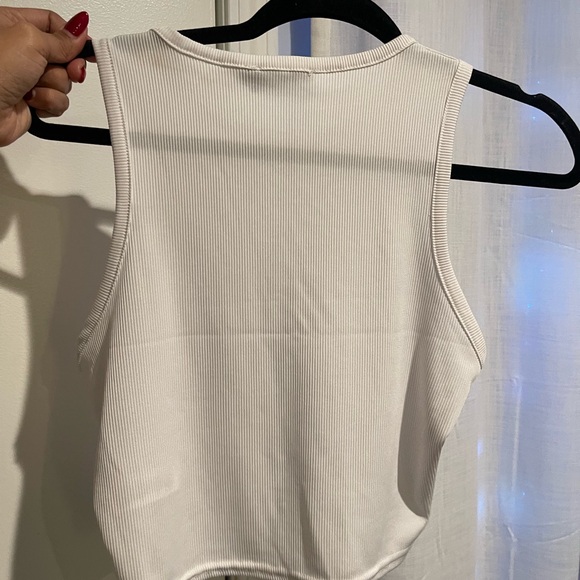 PrettyLittleThing White Ribbed Crop Top - Picture 2 of 2